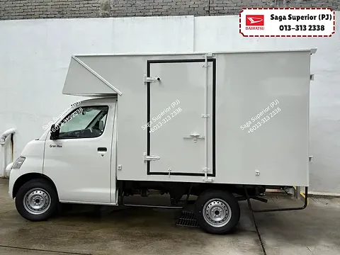White Daihatsu Gran Max luton van, side view with kerbside door, Saga Superior (PJ)