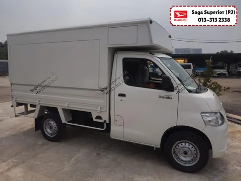Side view of our Daihatsu Gran Max pasar malam hawker van with an enclosed box body