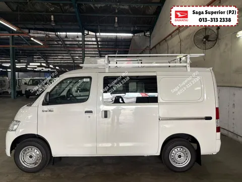 Daihatsu Gran Max Semi-Panel Van side view with roof rack, Saga Superior authorised dealer Petaling Jaya
