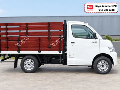 Daihatsu Gran Max Pick-Up with the standard wooden cargo body and stake sides, side view